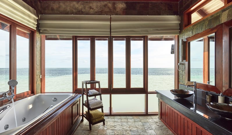 indian-ocean-holidays-maldives-sun-siyam-olhuveli-presidential-water-suite-bathroom